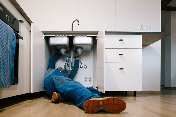 Professional Emergency Plumber technician working in Akron, OH